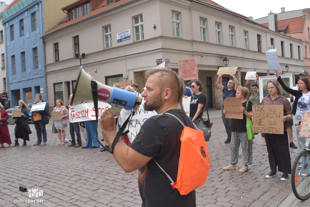 Kontrmanifestanci kontra Konfederacja. Napięta atmosfera w Toruniu