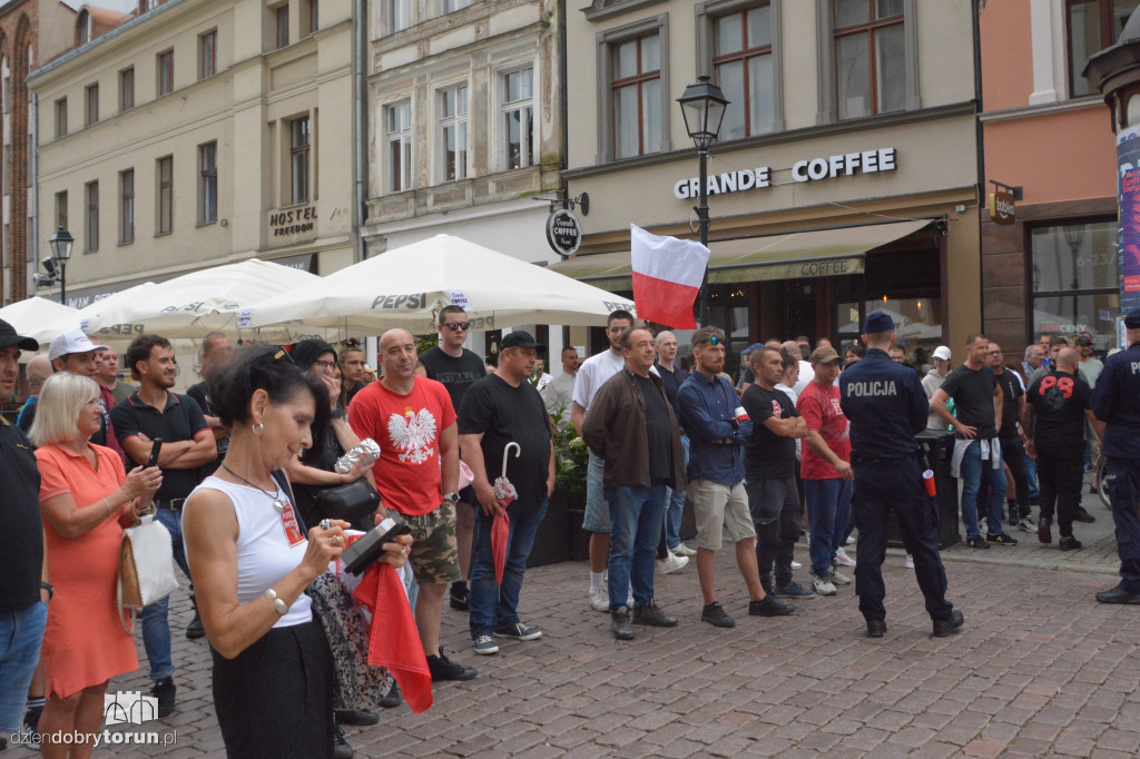 Kontrmanifestanci kontra Konfederacja. Napięta atmosfera w Toruniu