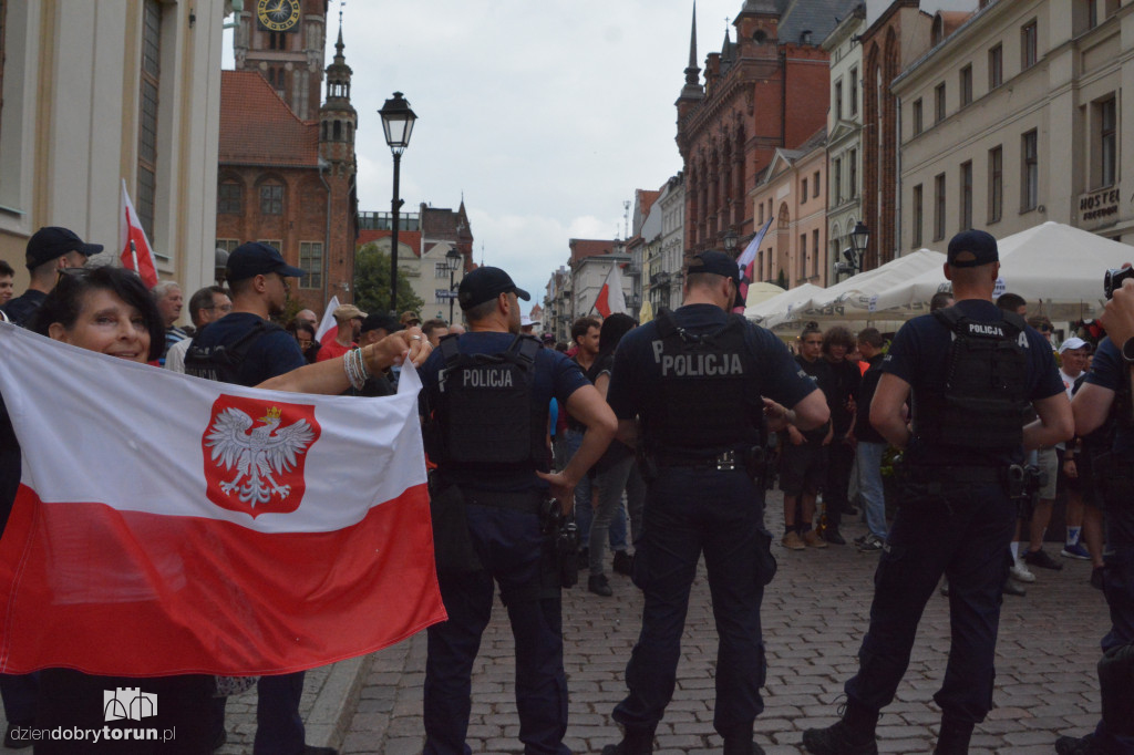 Kontrmanifestanci kontra Konfederacja. Napięta atmosfera w Toruniu