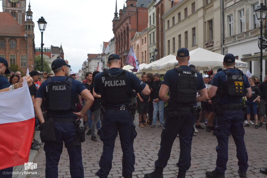 Kontrmanifestanci kontra Konfederacja. Napięta atmosfera w Toruniu