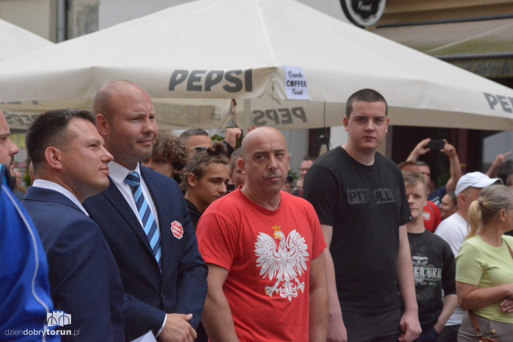 Kontrmanifestanci kontra Konfederacja. Napięta atmosfera w Toruniu