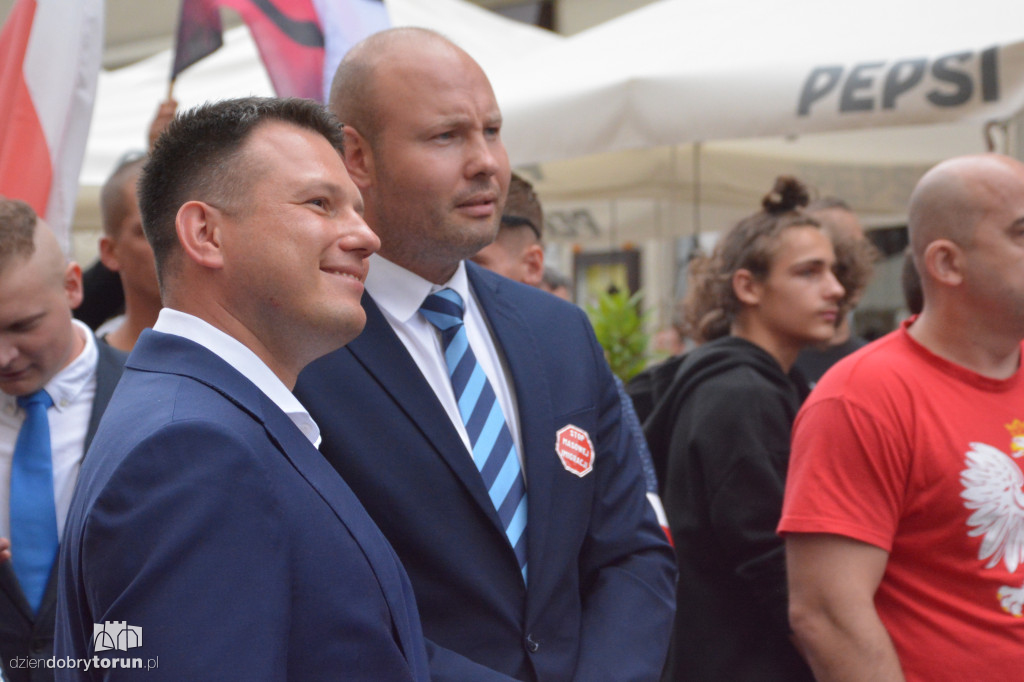 Kontrmanifestanci kontra Konfederacja. Napięta atmosfera w Toruniu