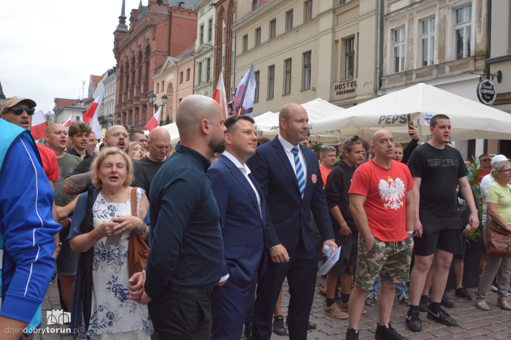 Kontrmanifestanci kontra Konfederacja. Napięta atmosfera w Toruniu