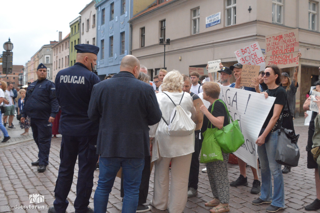 Kontrmanifestanci kontra Konfederacja. Napięta atmosfera w Toruniu