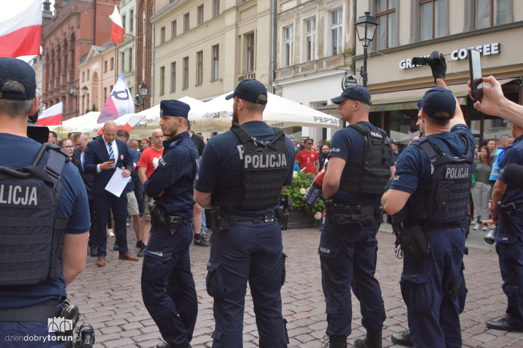 Kontrmanifestanci kontra Konfederacja. Napięta atmosfera w Toruniu