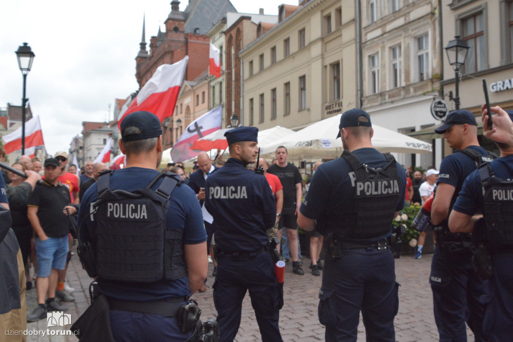 Kontrmanifestanci kontra Konfederacja. Napięta atmosfera w Toruniu
