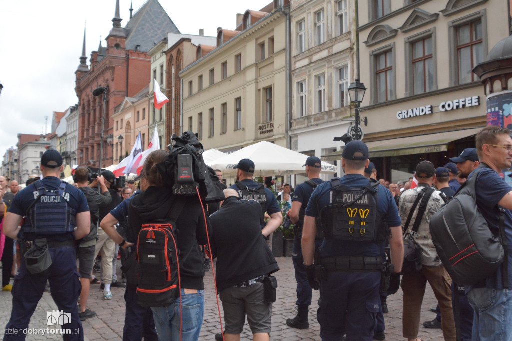 Kontrmanifestanci kontra Konfederacja. Napięta atmosfera w Toruniu