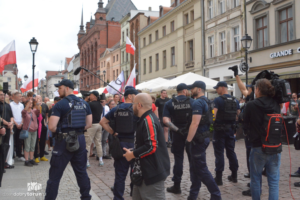 Kontrmanifestanci kontra Konfederacja. Napięta atmosfera w Toruniu