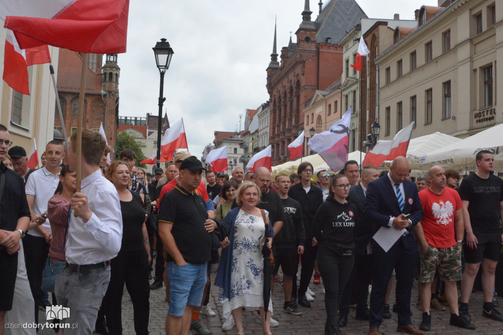 Kontrmanifestanci kontra Konfederacja. Napięta atmosfera w Toruniu