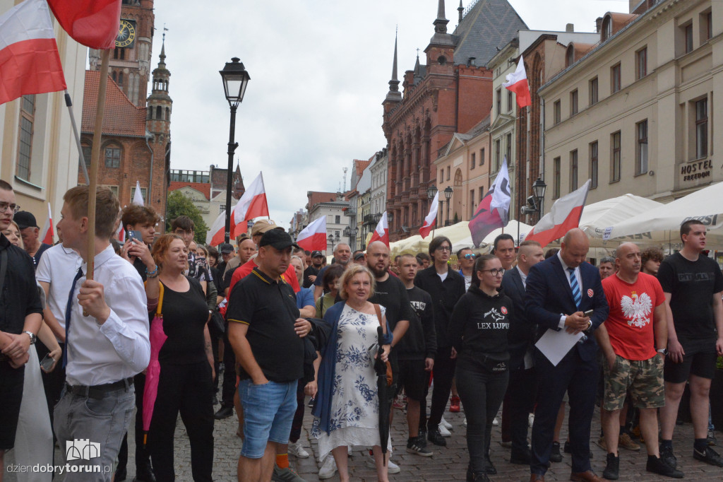 Kontrmanifestanci kontra Konfederacja. Napięta atmosfera w Toruniu