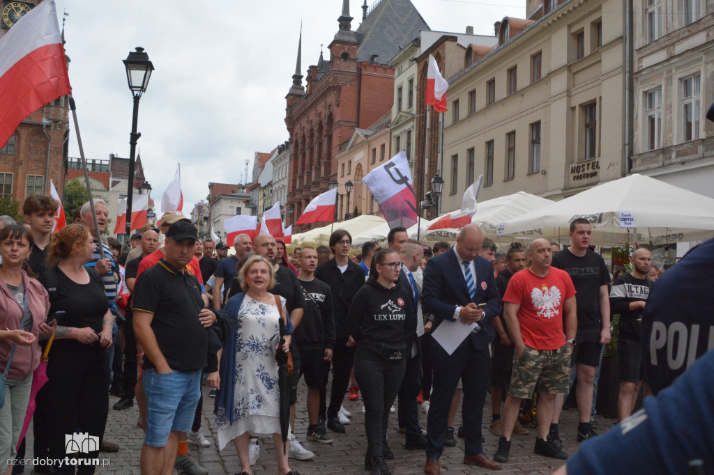 Kontrmanifestanci kontra Konfederacja. Napięta atmosfera w Toruniu