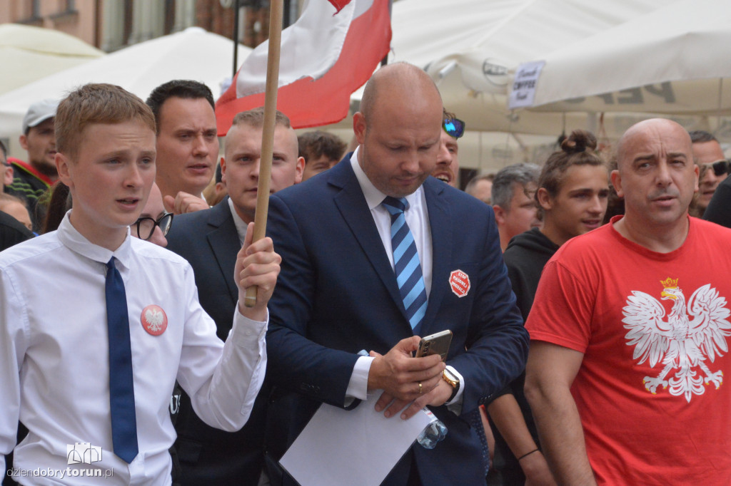 Kontrmanifestanci kontra Konfederacja. Napięta atmosfera w Toruniu
