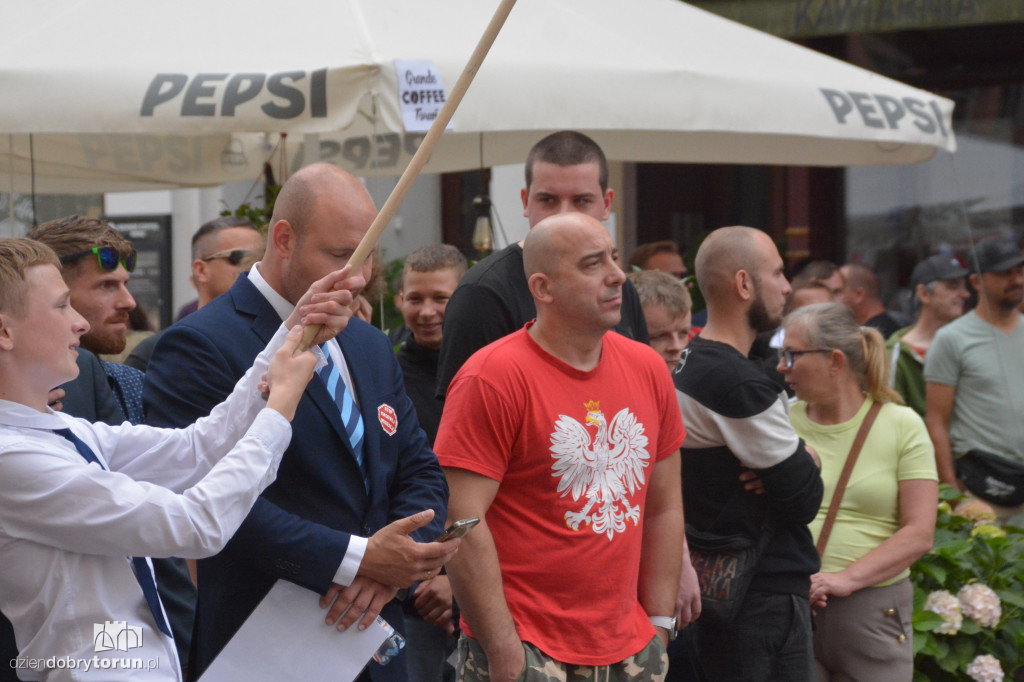 Kontrmanifestanci kontra Konfederacja. Napięta atmosfera w Toruniu