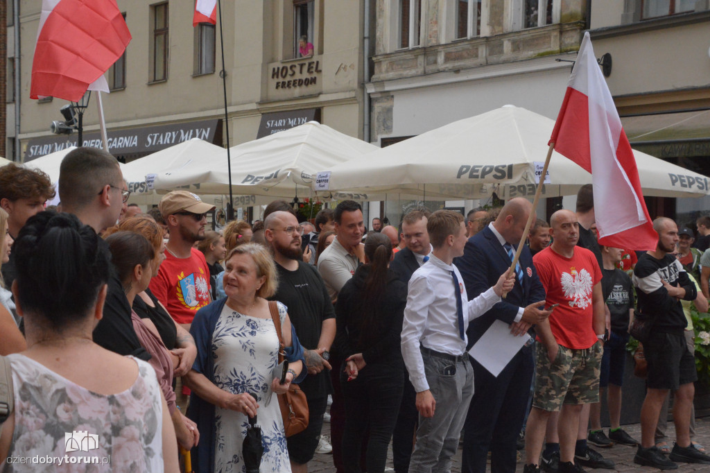 Kontrmanifestanci kontra Konfederacja. Napięta atmosfera w Toruniu