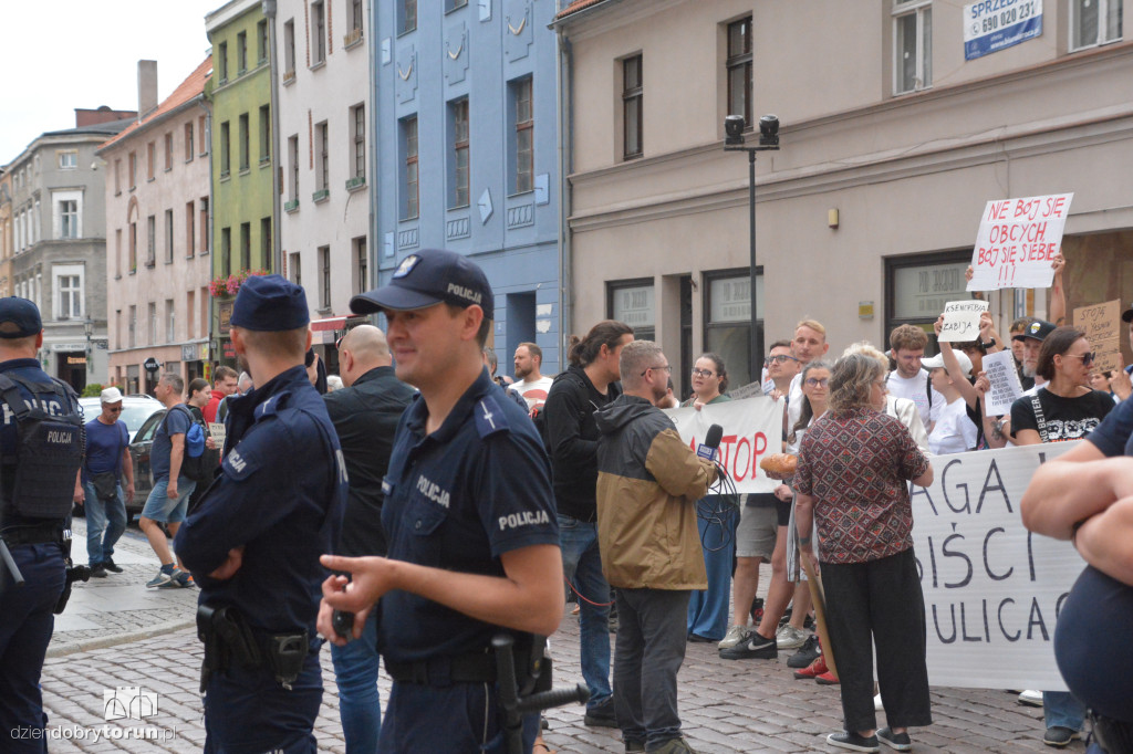 Kontrmanifestanci kontra Konfederacja. Napięta atmosfera w Toruniu