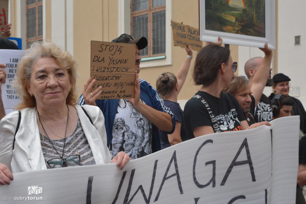 Kontrmanifestanci kontra Konfederacja. Napięta atmosfera w Toruniu