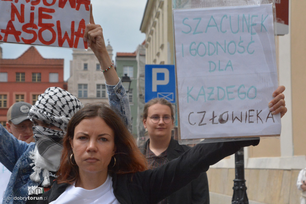 Kontrmanifestanci kontra Konfederacja. Napięta atmosfera w Toruniu