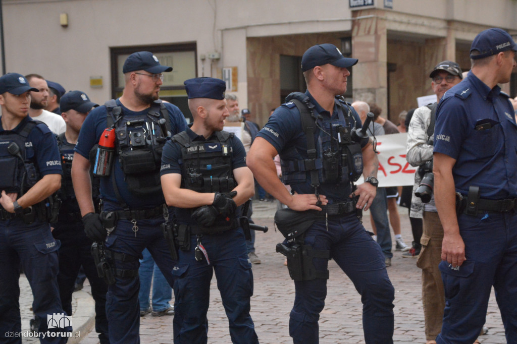 Kontrmanifestanci kontra Konfederacja. Napięta atmosfera w Toruniu