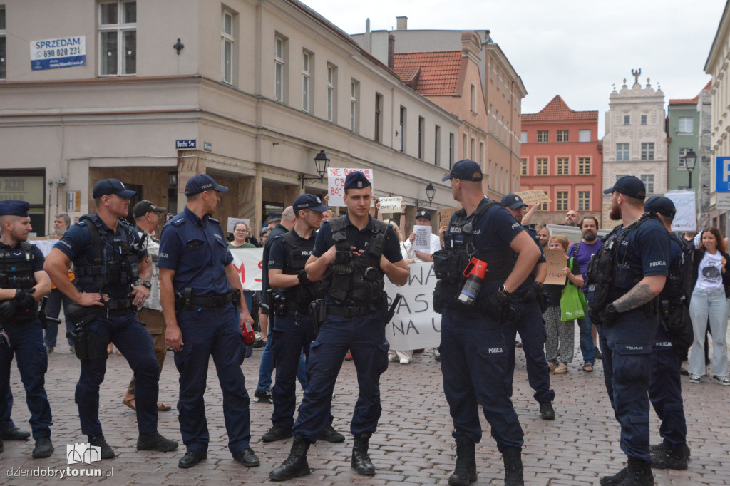 Kontrmanifestanci kontra Konfederacja. Napięta atmosfera w Toruniu