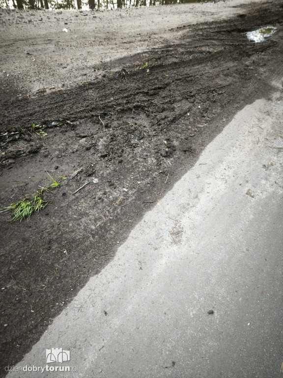 Zniszczona ścieżka rowerowa na Barbarce