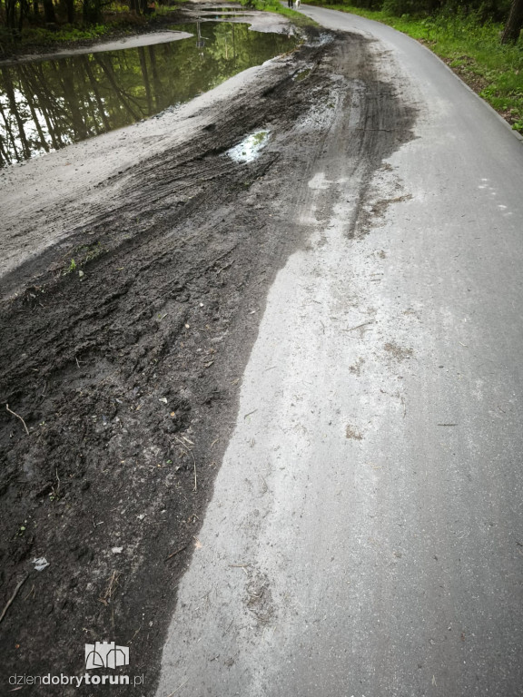 Zniszczona ścieżka rowerowa na Barbarce