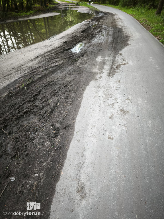 Zniszczona ścieżka rowerowa na Barbarce