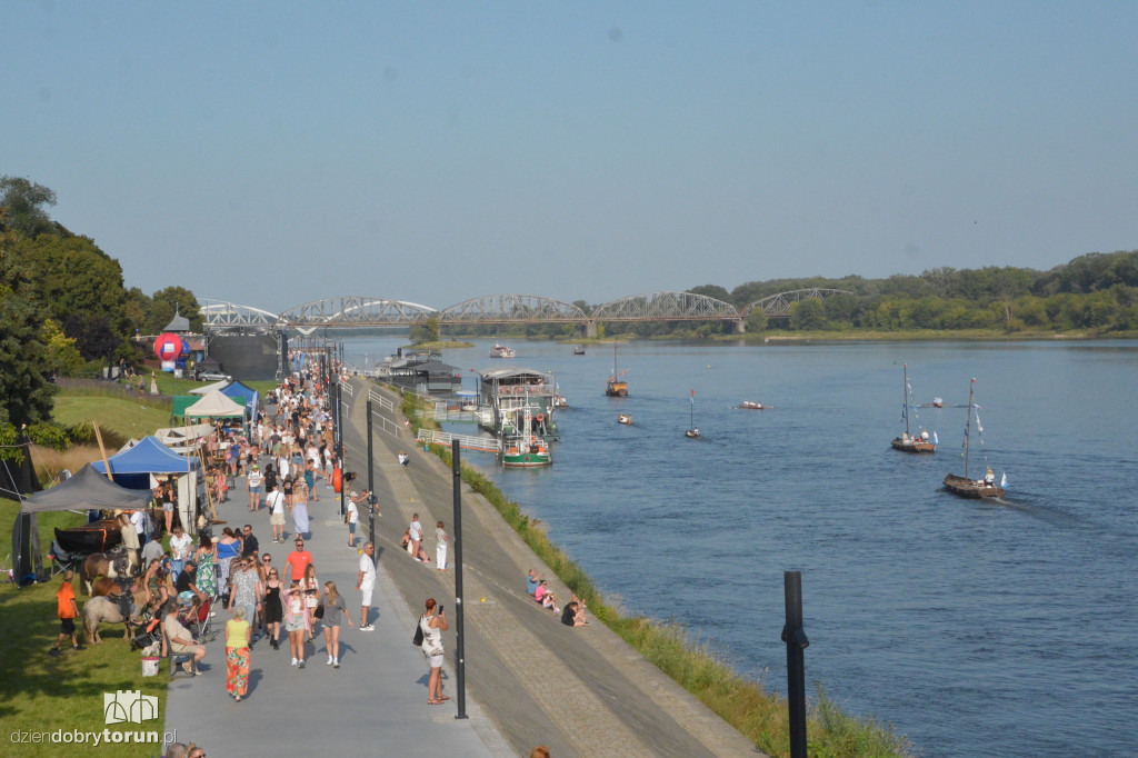 Parada otwierająca Festiwal Wisły w Toruniu