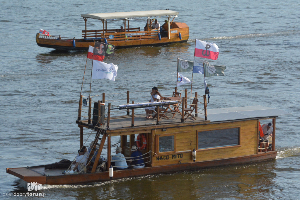 Parada otwierająca Festiwal Wisły w Toruniu