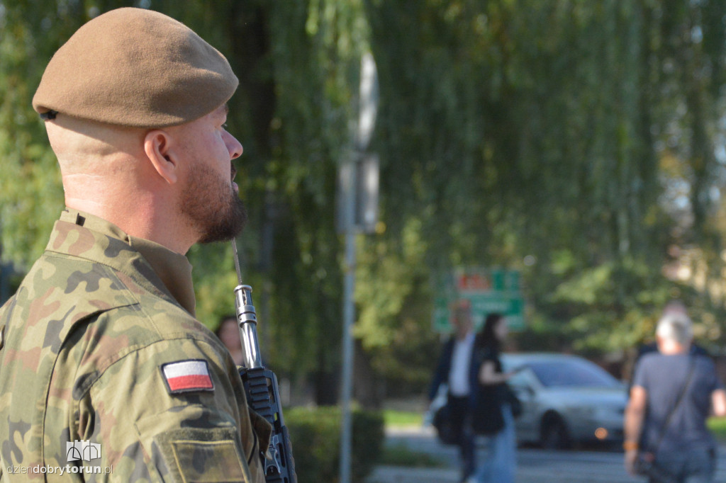 Złożenie kwiatów pod pomnikiem Józefa Hallera