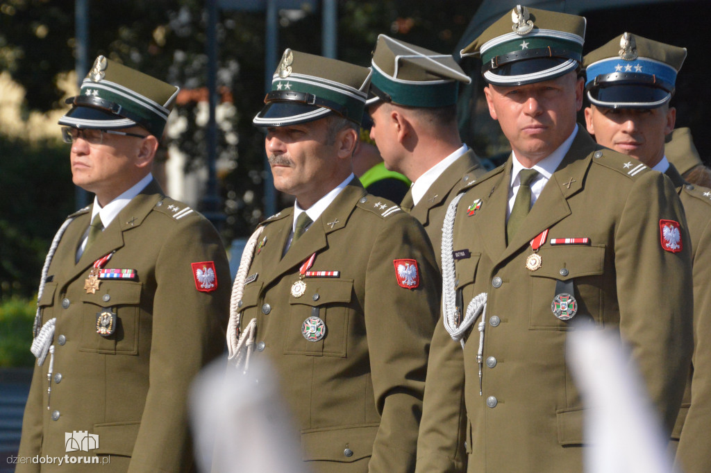 Złożenie kwiatów pod pomnikiem Józefa Hallera