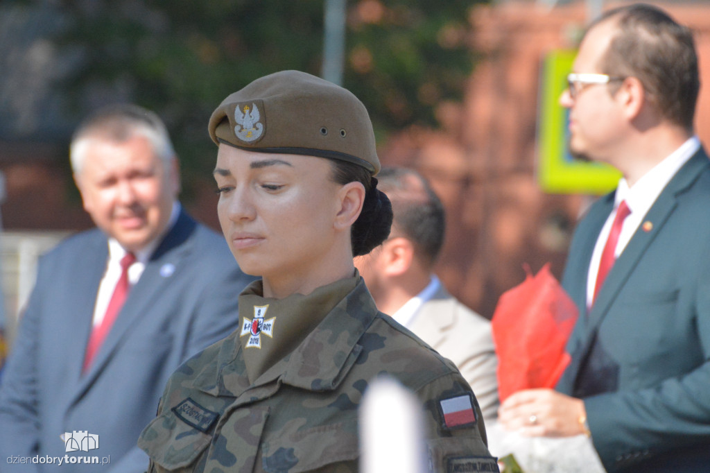 Złożenie kwiatów pod pomnikiem Józefa Hallera