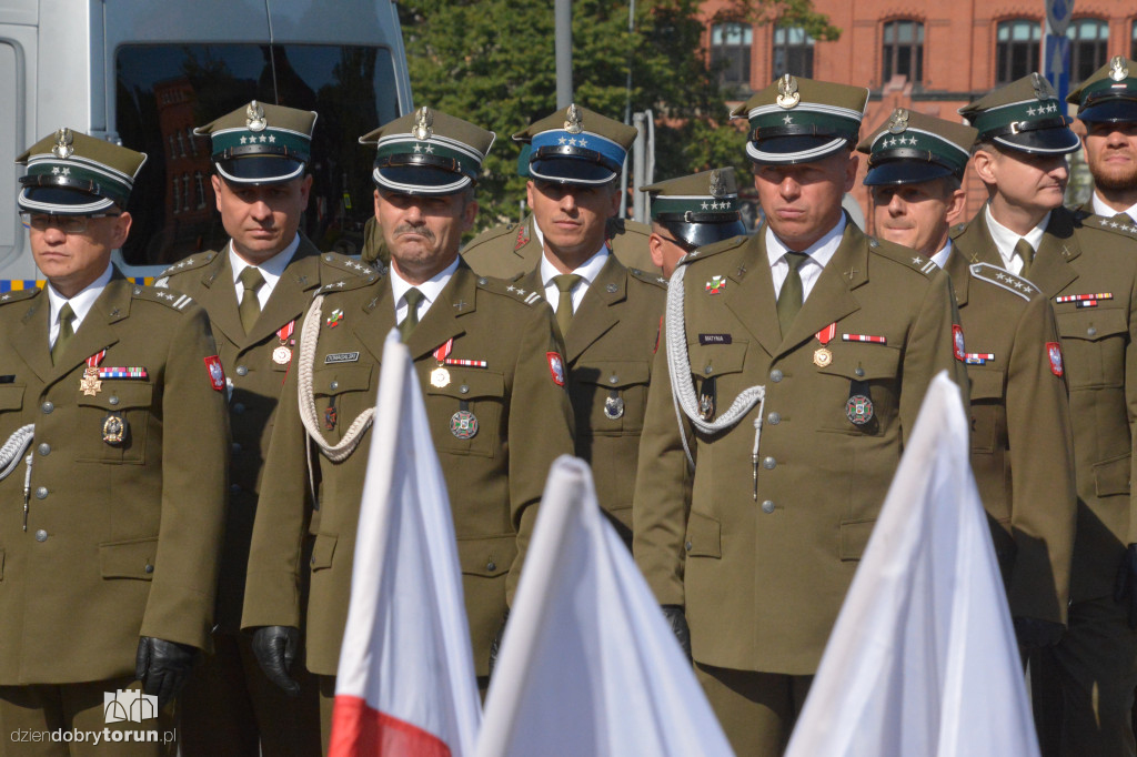 Złożenie kwiatów pod pomnikiem Józefa Hallera