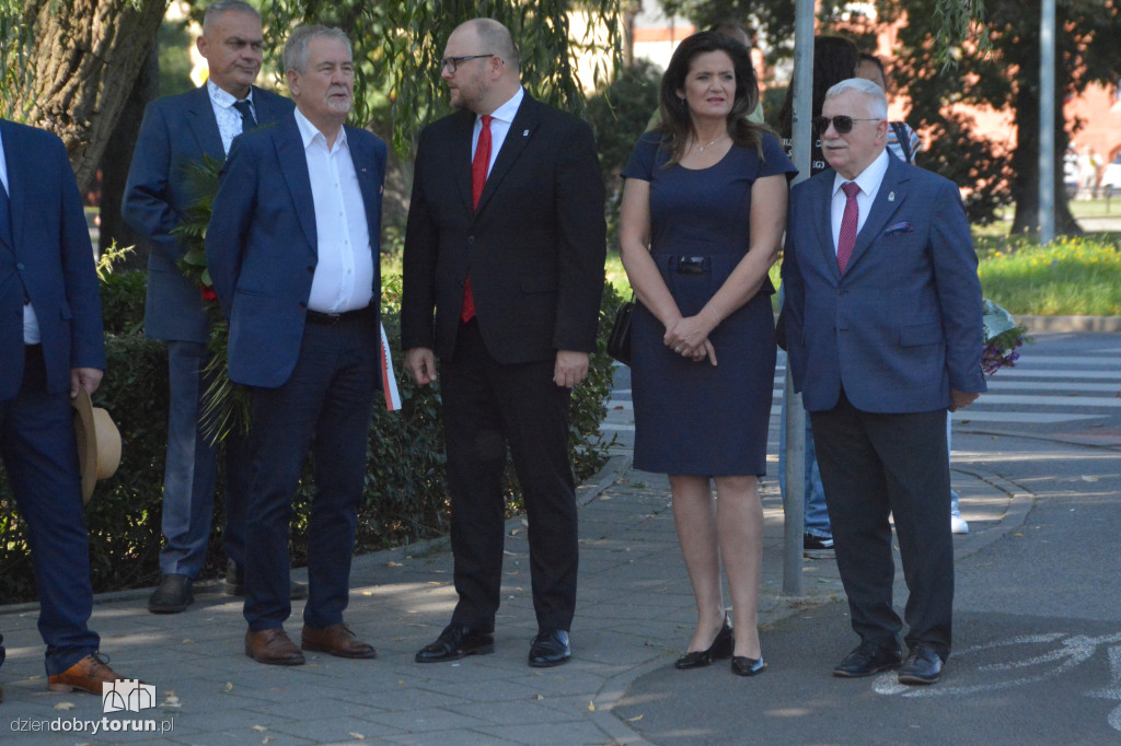 Złożenie kwiatów pod pomnikiem Józefa Hallera