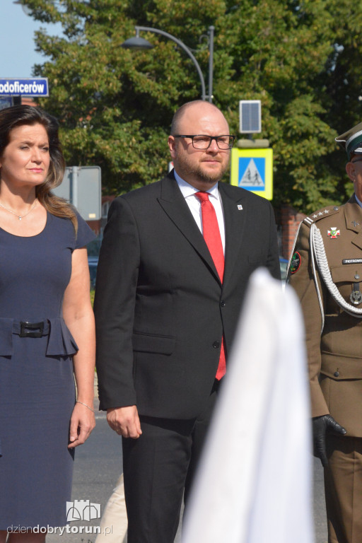 Złożenie kwiatów pod pomnikiem Józefa Hallera