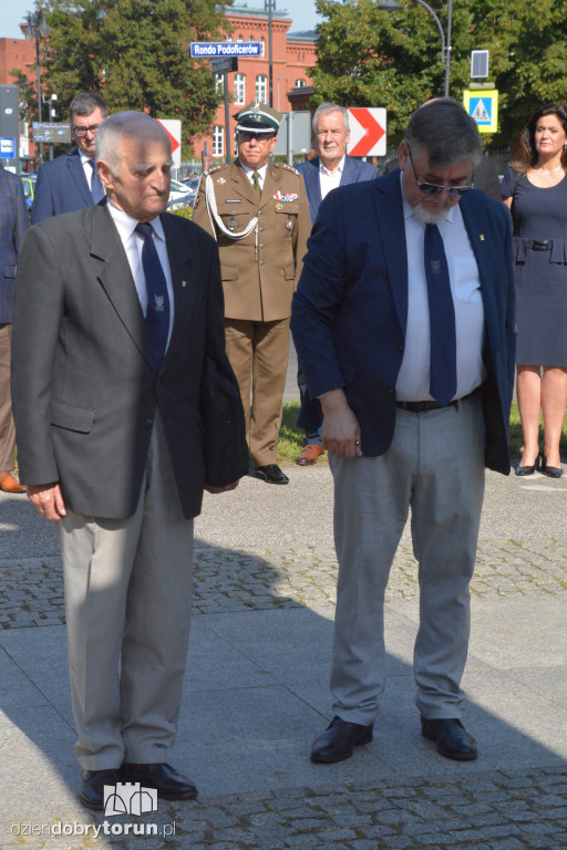 Złożenie kwiatów pod pomnikiem Józefa Hallera