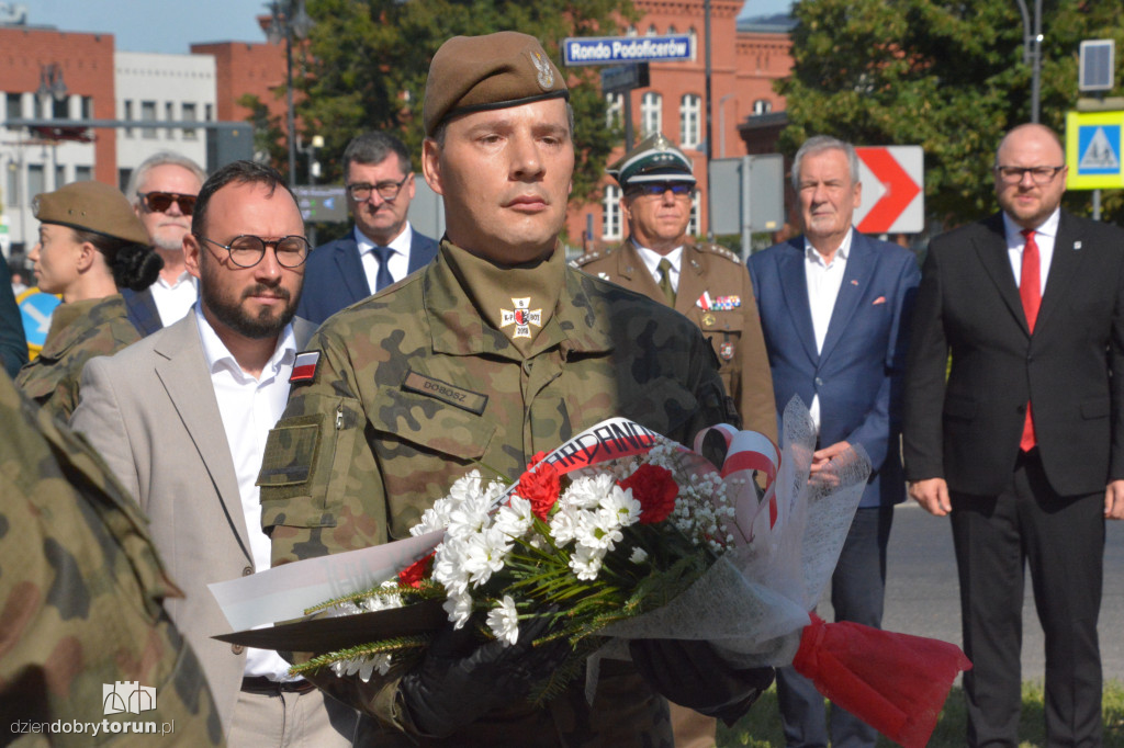 Złożenie kwiatów pod pomnikiem Józefa Hallera