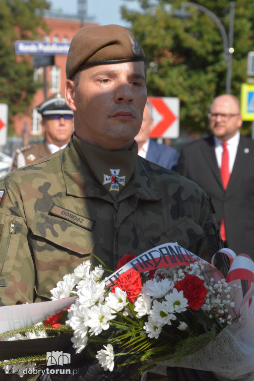Złożenie kwiatów pod pomnikiem Józefa Hallera