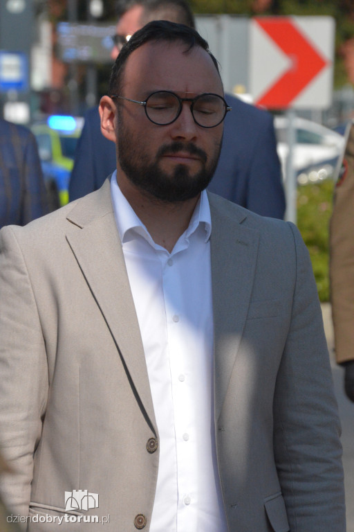 Złożenie kwiatów pod pomnikiem Józefa Hallera