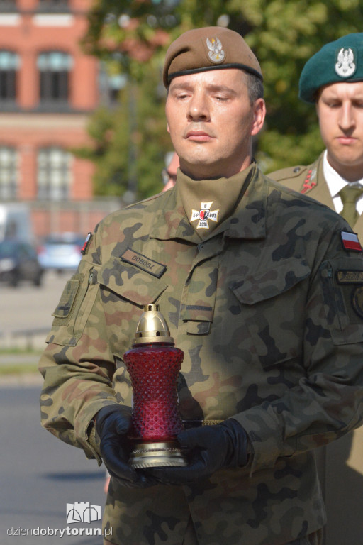 Złożenie kwiatów pod pomnikiem Józefa Hallera
