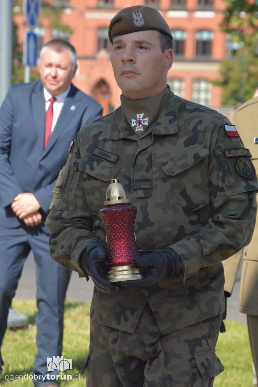 Złożenie kwiatów pod pomnikiem Józefa Hallera