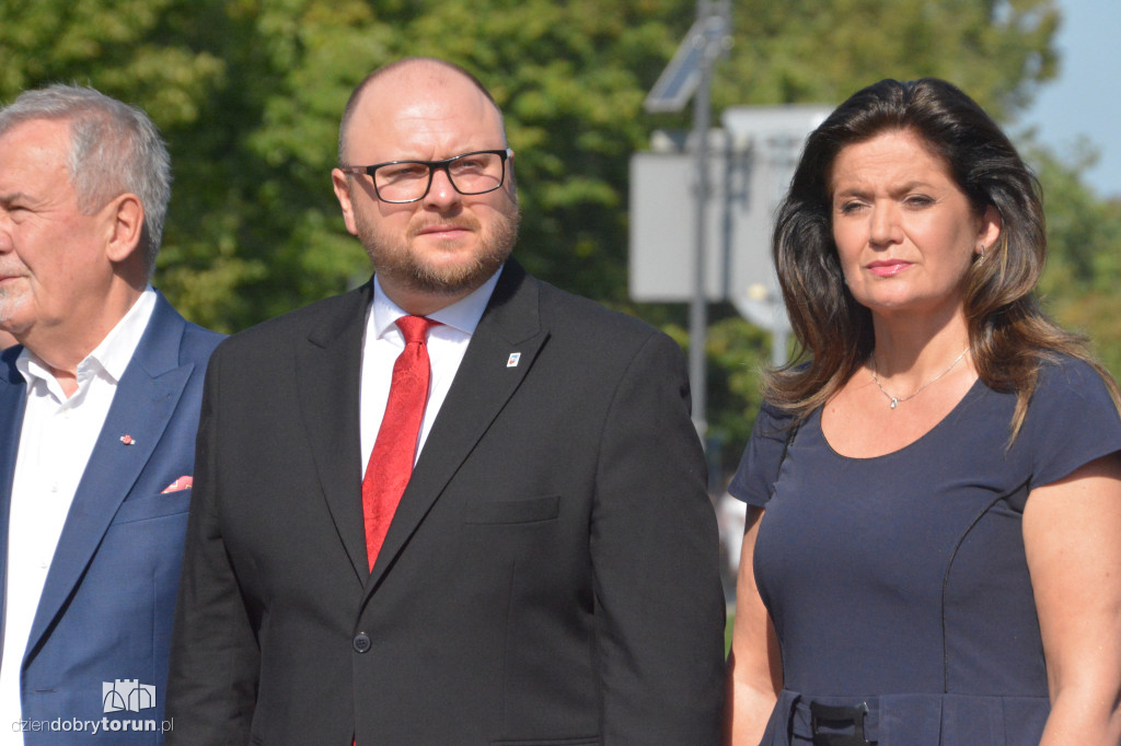Złożenie kwiatów pod pomnikiem Józefa Hallera