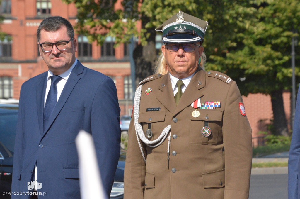 Złożenie kwiatów pod pomnikiem Józefa Hallera