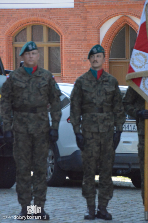 Złożenie kwiatów pod pomnikiem Józefa Hallera