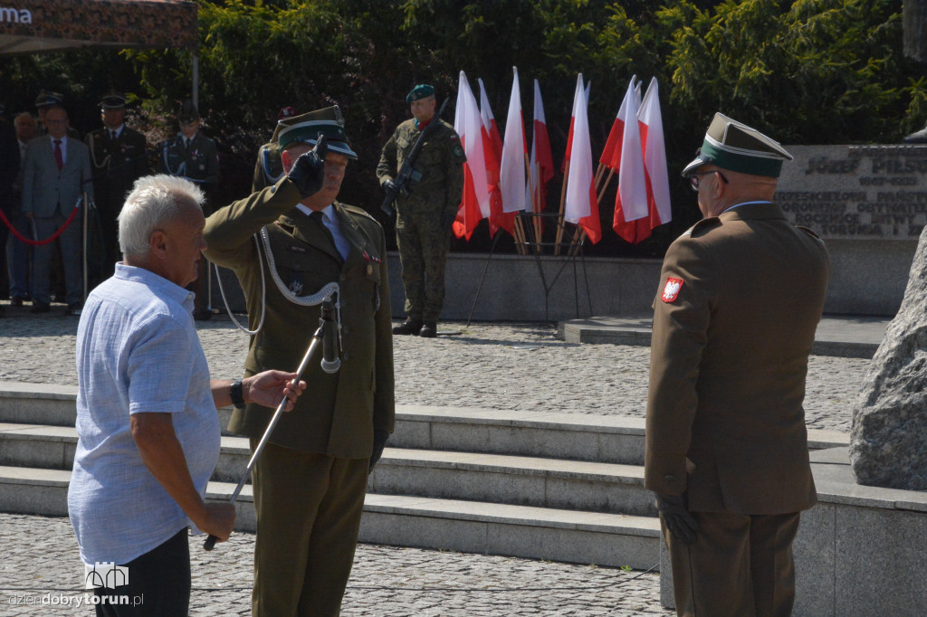 Uroczysty apel pod pomnikiem Piłudskiego