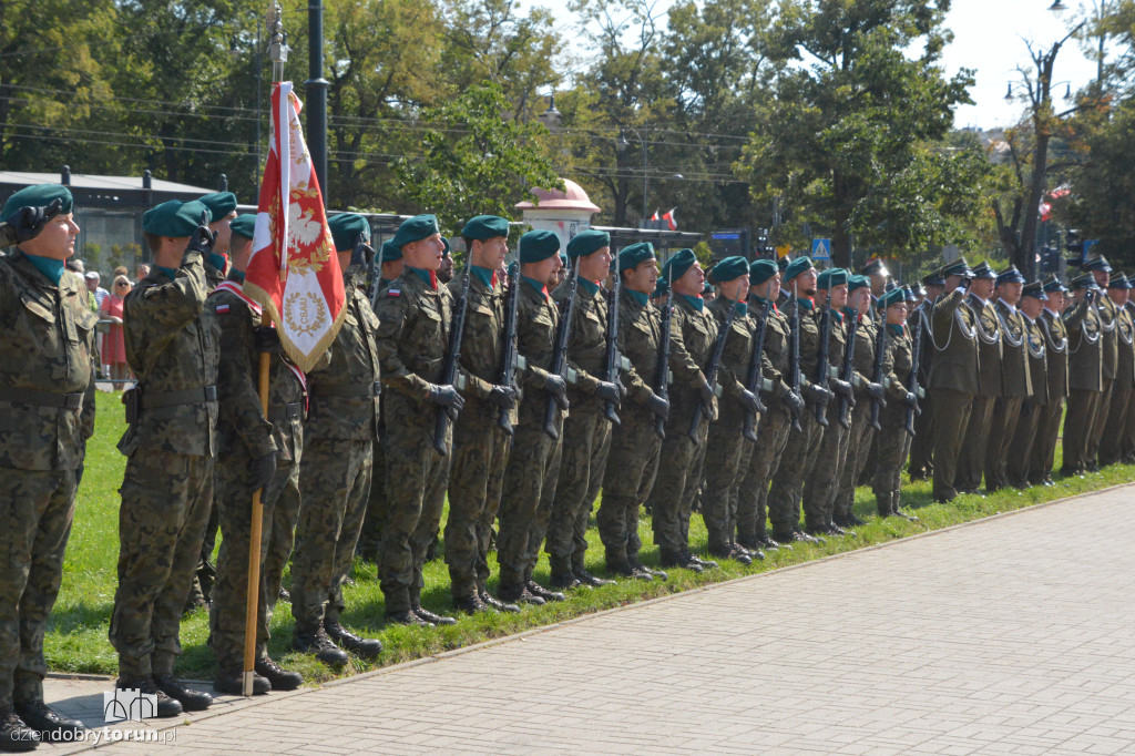Uroczysty apel pod pomnikiem Piłudskiego