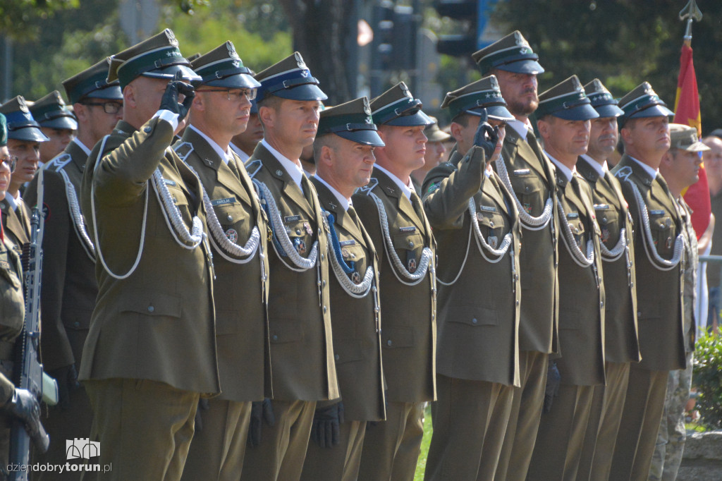 Uroczysty apel pod pomnikiem Piłudskiego