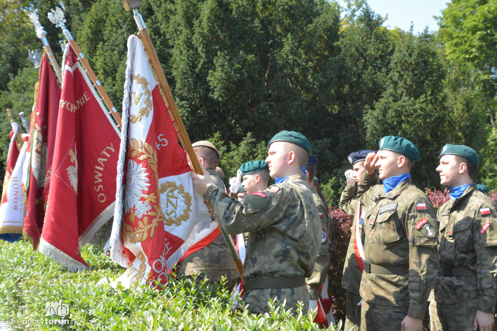 Uroczysty apel pod pomnikiem Piłudskiego