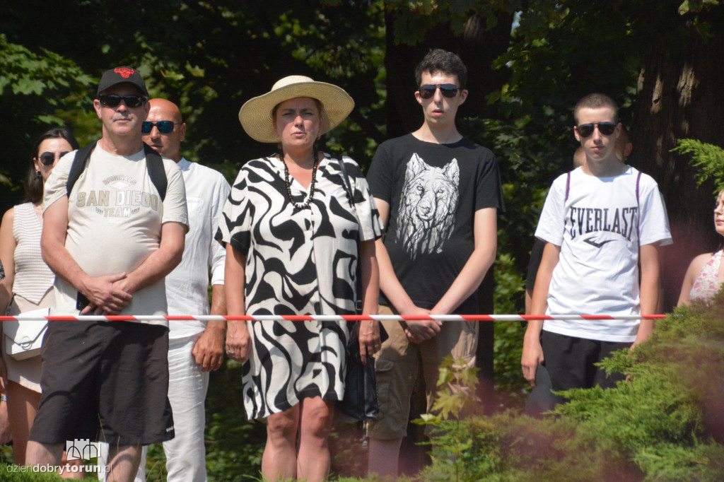 Uroczysty apel pod pomnikiem Piłudskiego