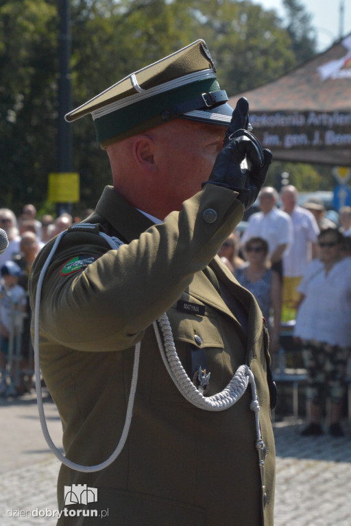 Uroczysty apel pod pomnikiem Piłudskiego