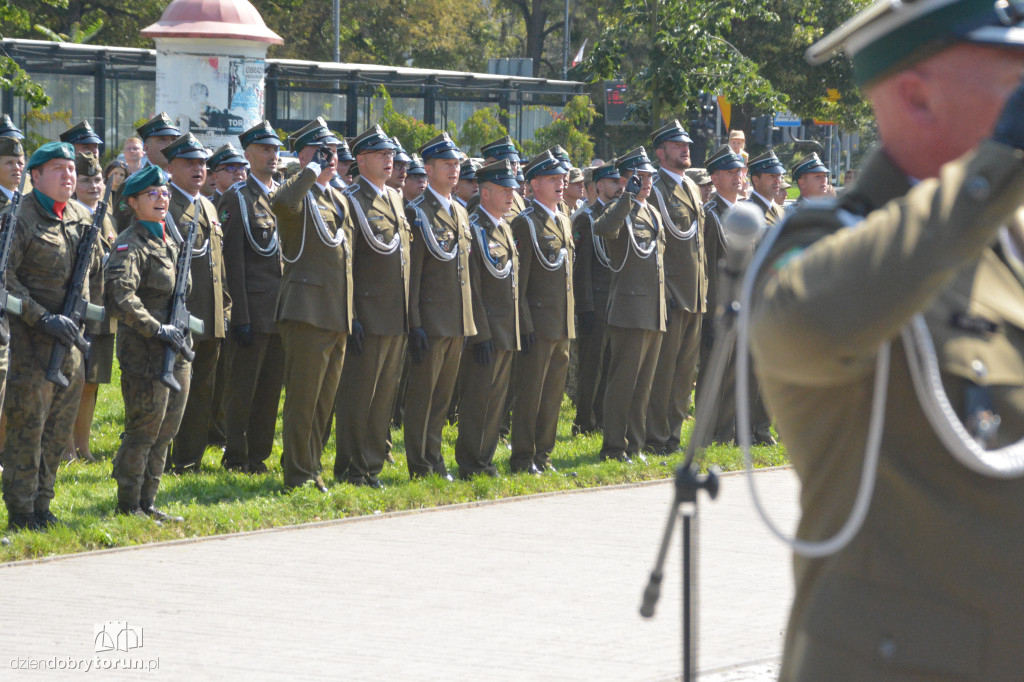 Uroczysty apel pod pomnikiem Piłudskiego